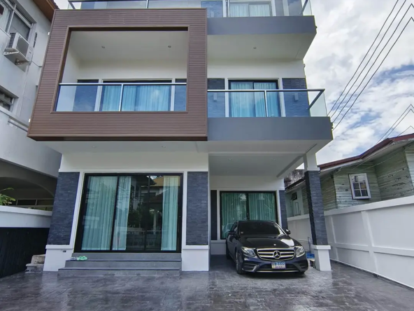 3-storey-Luxury-Townhouse-for-rent-or-for-sale-at-Sukhumvit-65-Road-Sawasdee-Bangkok-Property