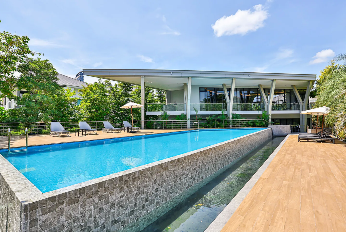 Luxury-Villa-for-sale-The-Signature-at-Perfect-Masterpiece-Rattanatibet-swimming-pool-Sawasdee-Bangkok-Property