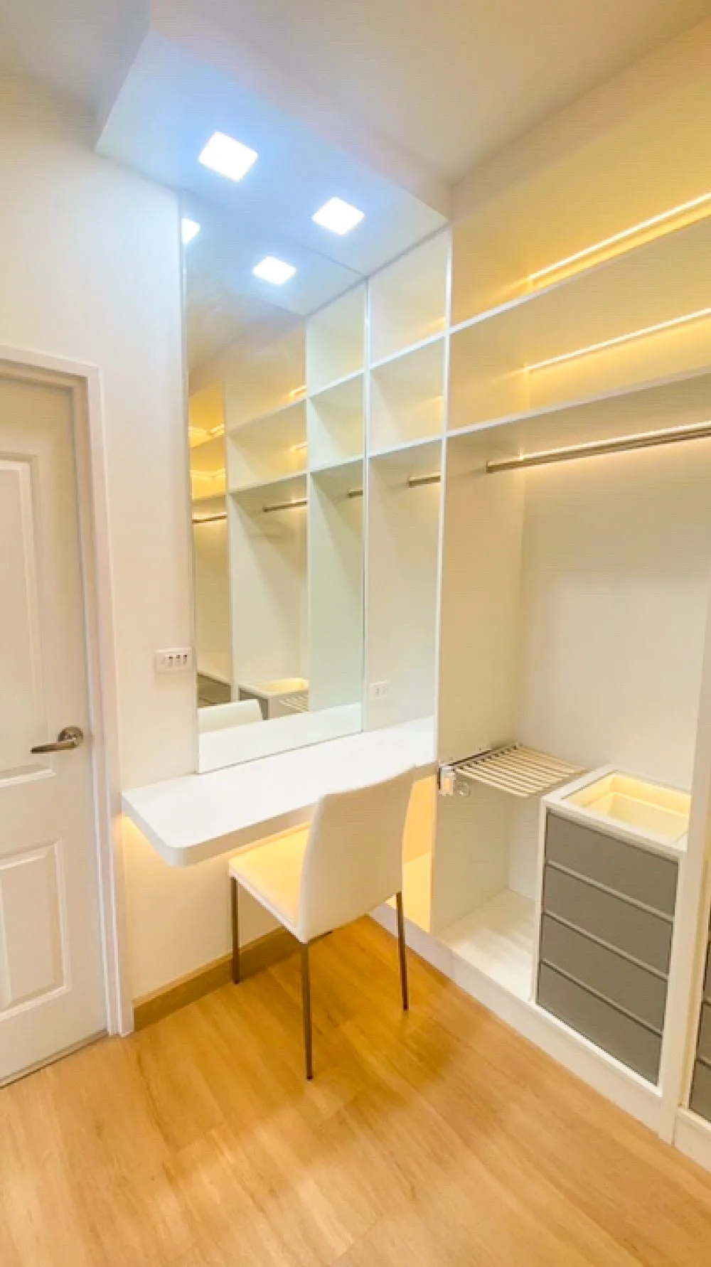 Modern pet-friendly house (4 bedrooms, 3 bathrooms) for rent at Golden Neo Sukhumvit-Lasalle